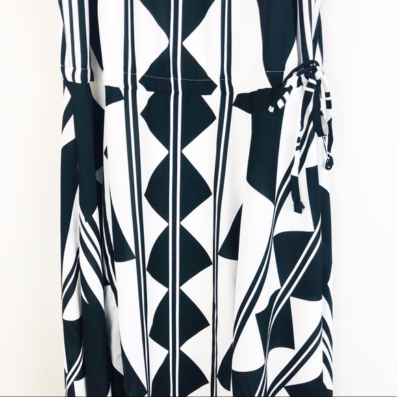 Express Geometric Black and White Print Dress - Picture 4 of 8